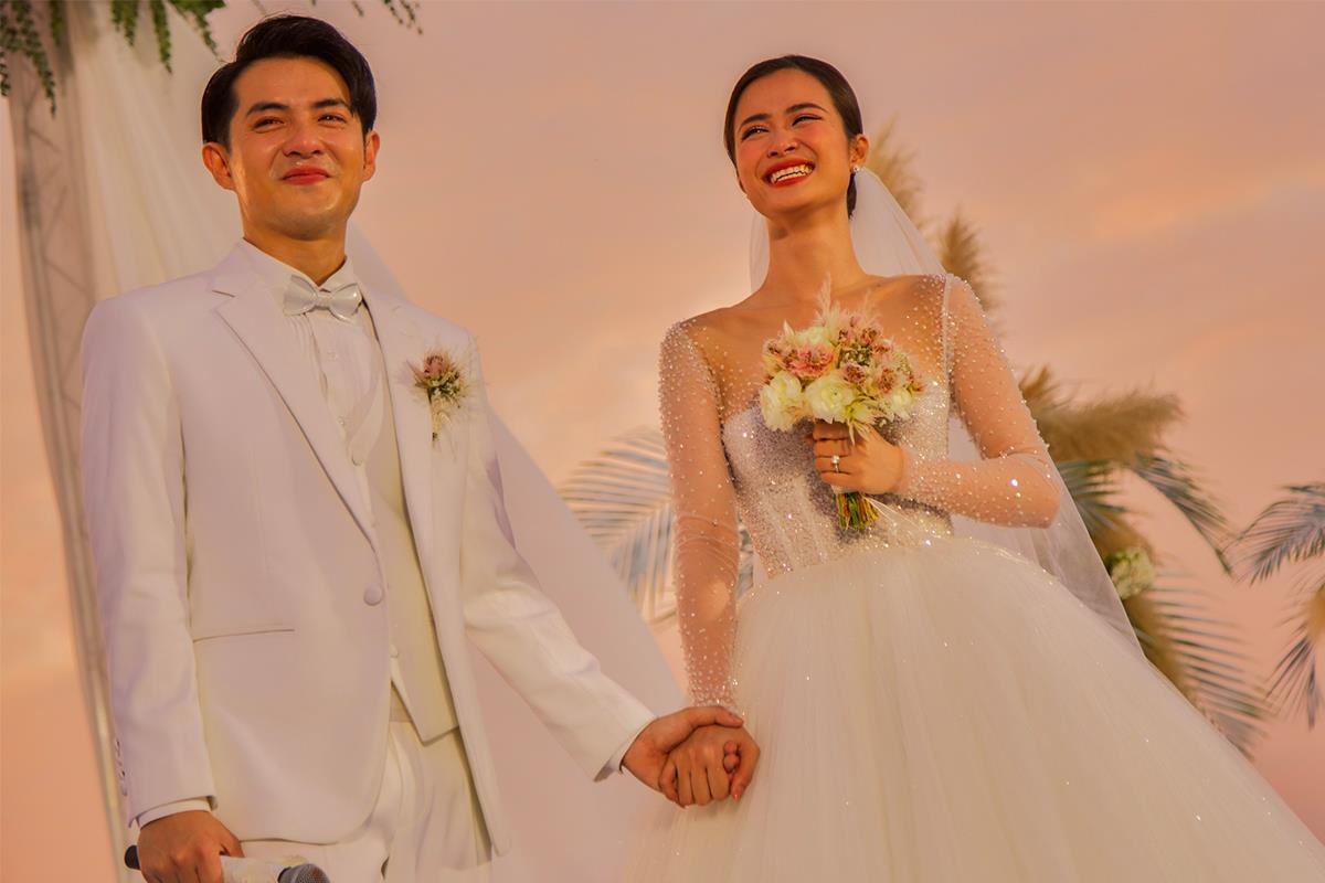 Dong Nhi dien vay cuoi dai 5 m giong Lo Lem, mat 6 thang thuc hien hinh anh