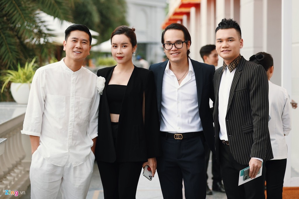 Sao Viet dien do thanh lich du dam cuoi Dong Nhi anh 6