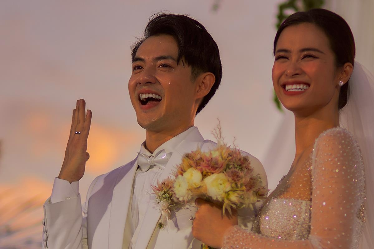 Dong Nhi bat khoc khi duoc Ong Cao Thang trao nhan cuoi hinh anh