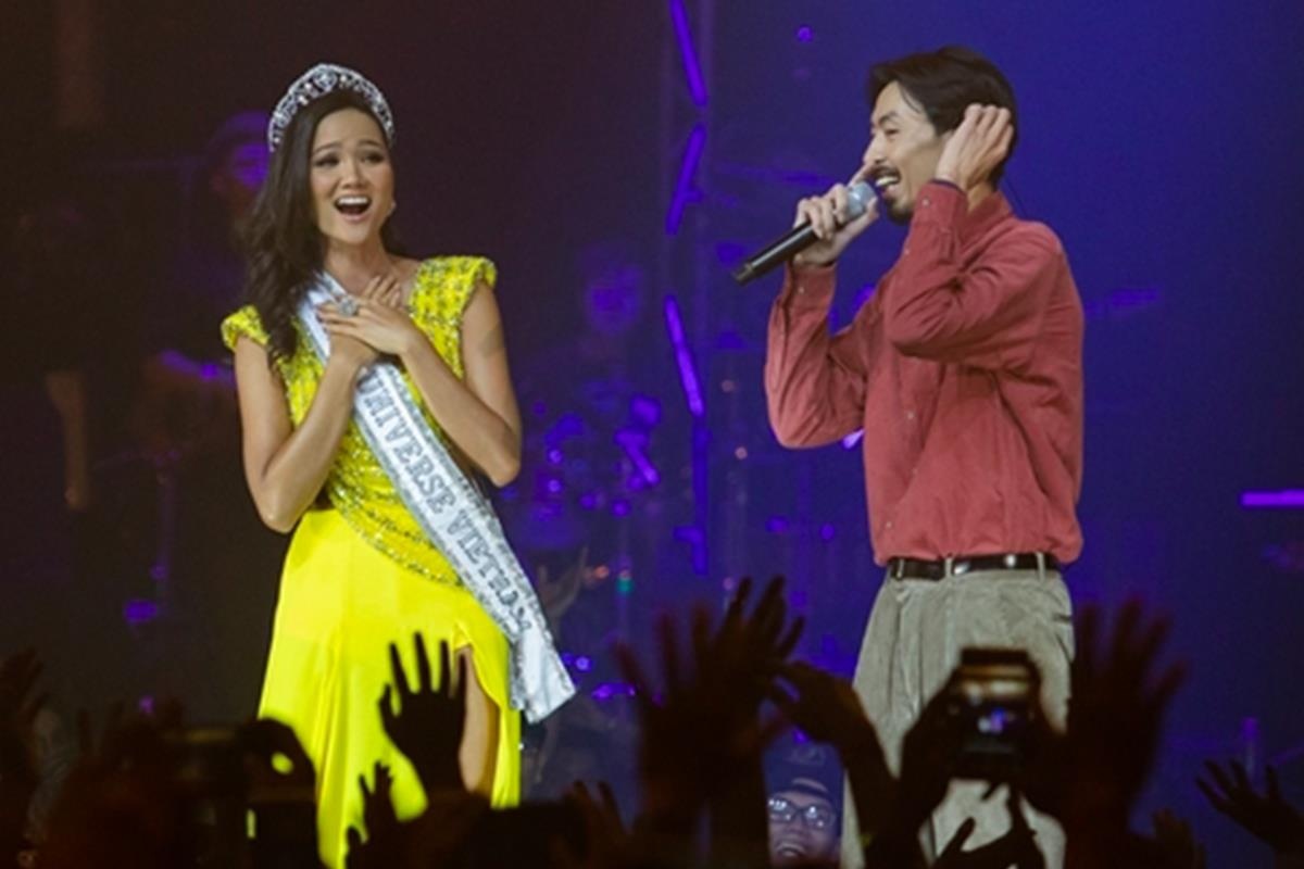 Den Vau mac ao noi bat ben canh H'Hen Nie, Will dien suit nu tinh hinh anh