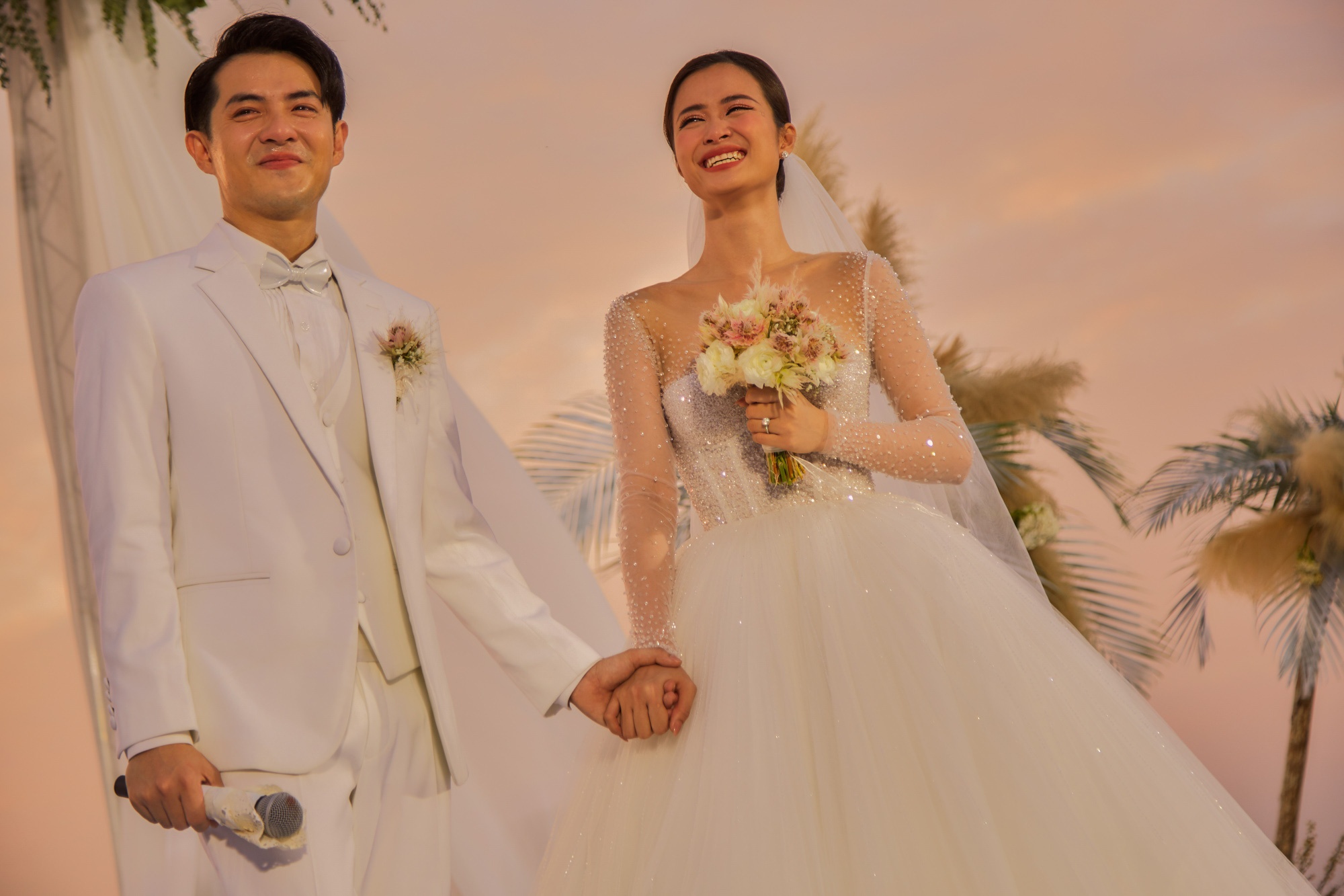 Trang phuc cuoi cua Dong Nhi - Ong Cao Thang anh 7