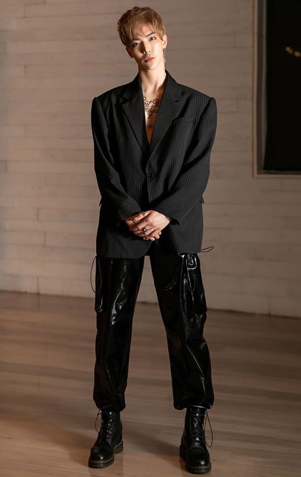 Trang phuc khac la cua Erik anh 6