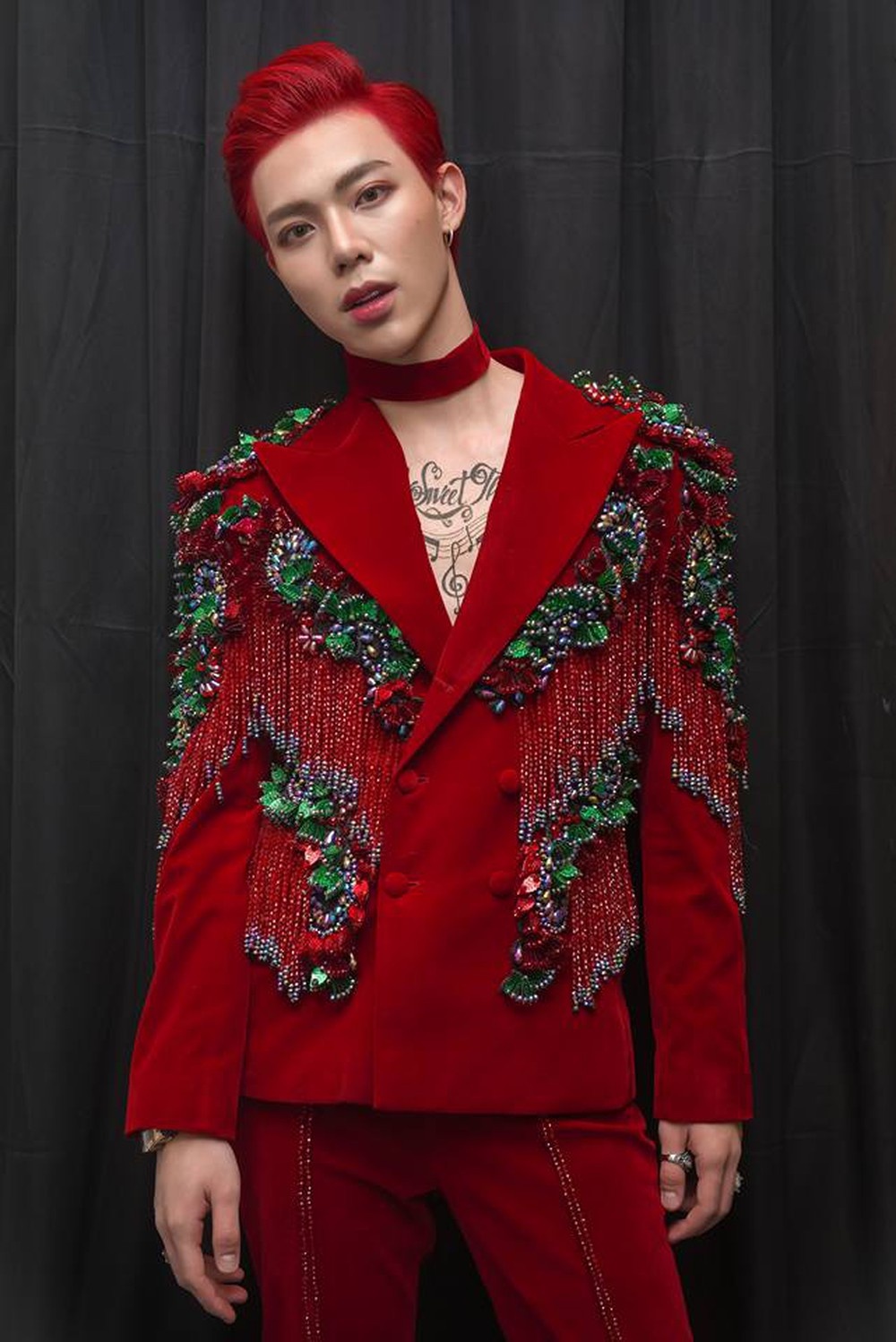 Trang phuc khac la cua Erik anh 8