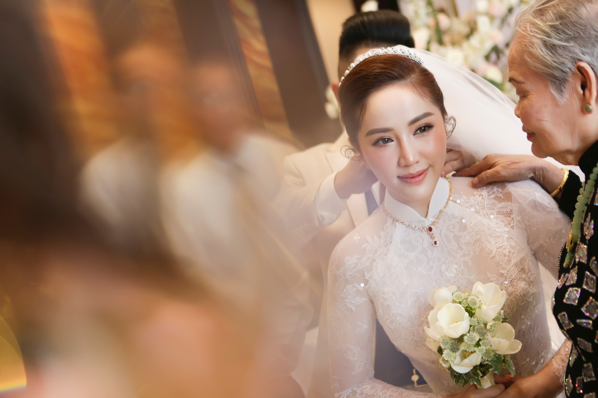 Bảo Thy diện váy cưới gợi cảm  ảnh 3 Bao Thy dien vay cuoi goi cam anh 3
