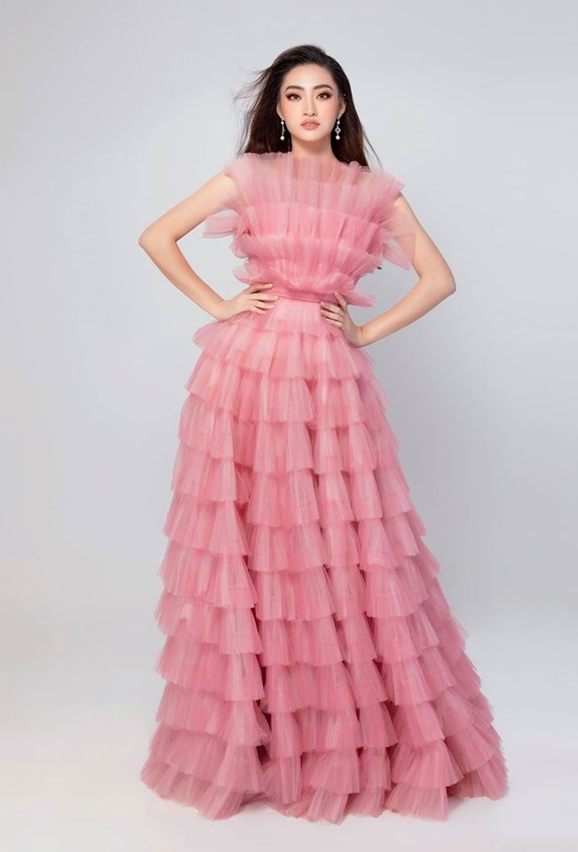 Luong Thuy Linh chuong vay ao mau sac anh 2