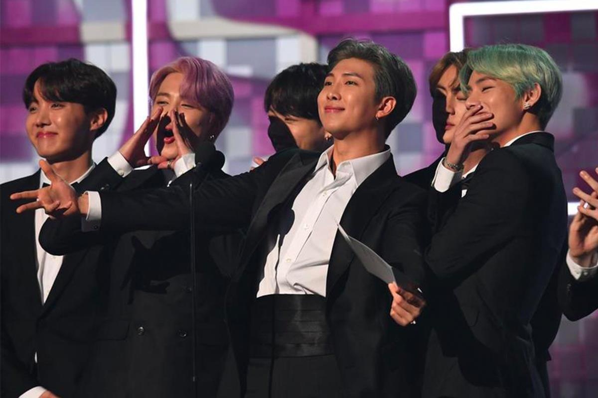 Trang phuc tham do cua BTS duoc trung bay trong vien bao tang hinh anh