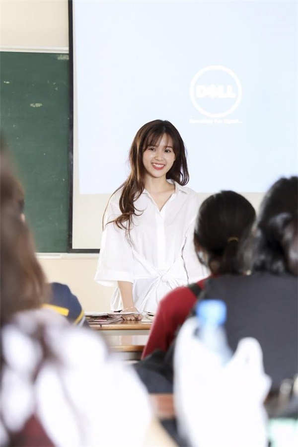 Trang phuc day hoc cua Midu anh 3