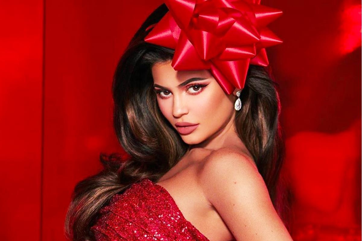 Chua den Giang sinh, nhieu bo son phan cua Kylie Jenner da chay hang hinh anh