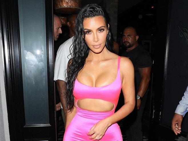 Voc dang dong ho cat, Kim Kardashian van khong mac vua vay Versace hinh anh