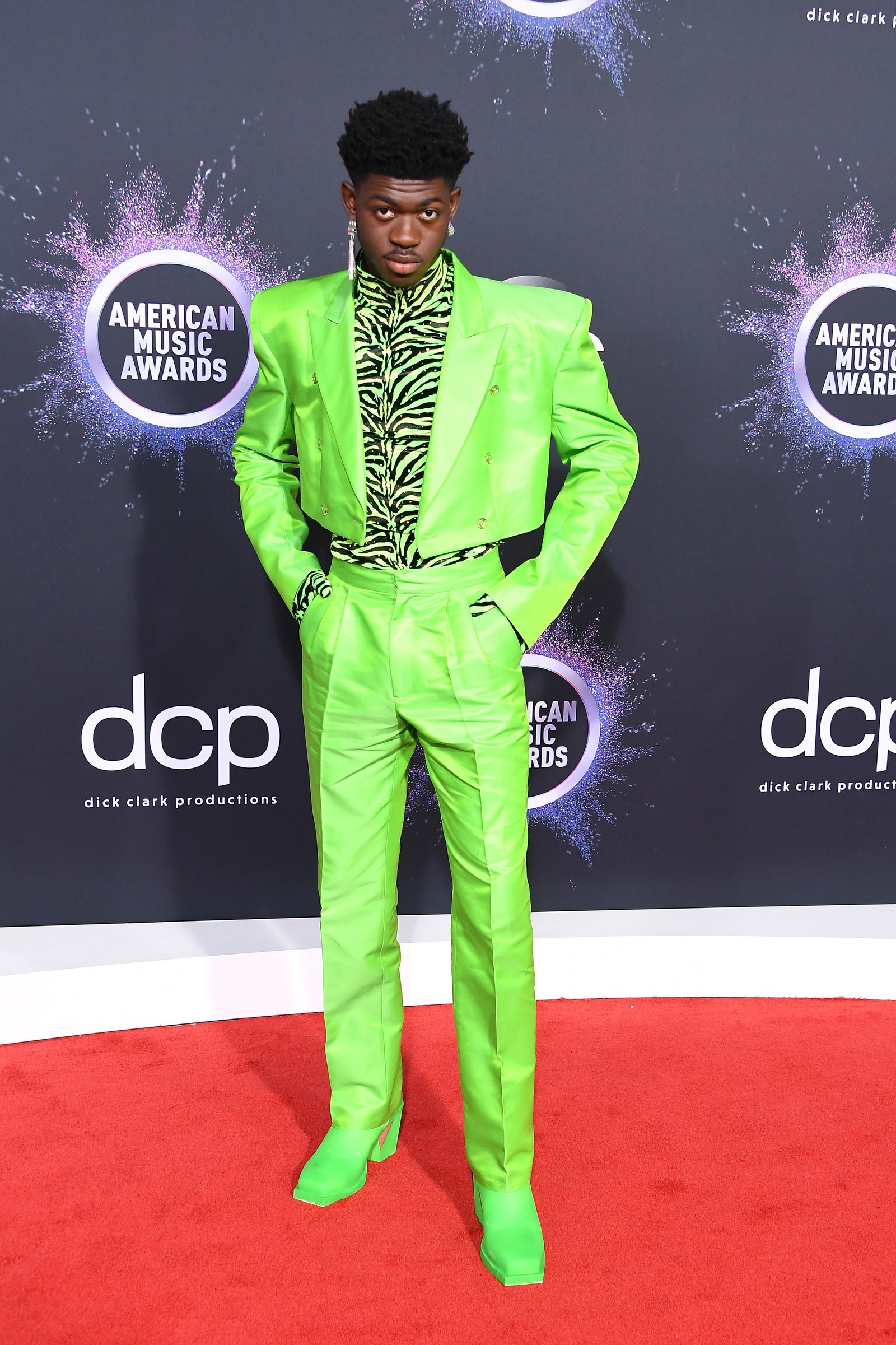 Sao quoc te mac do di tren tham do anh 3