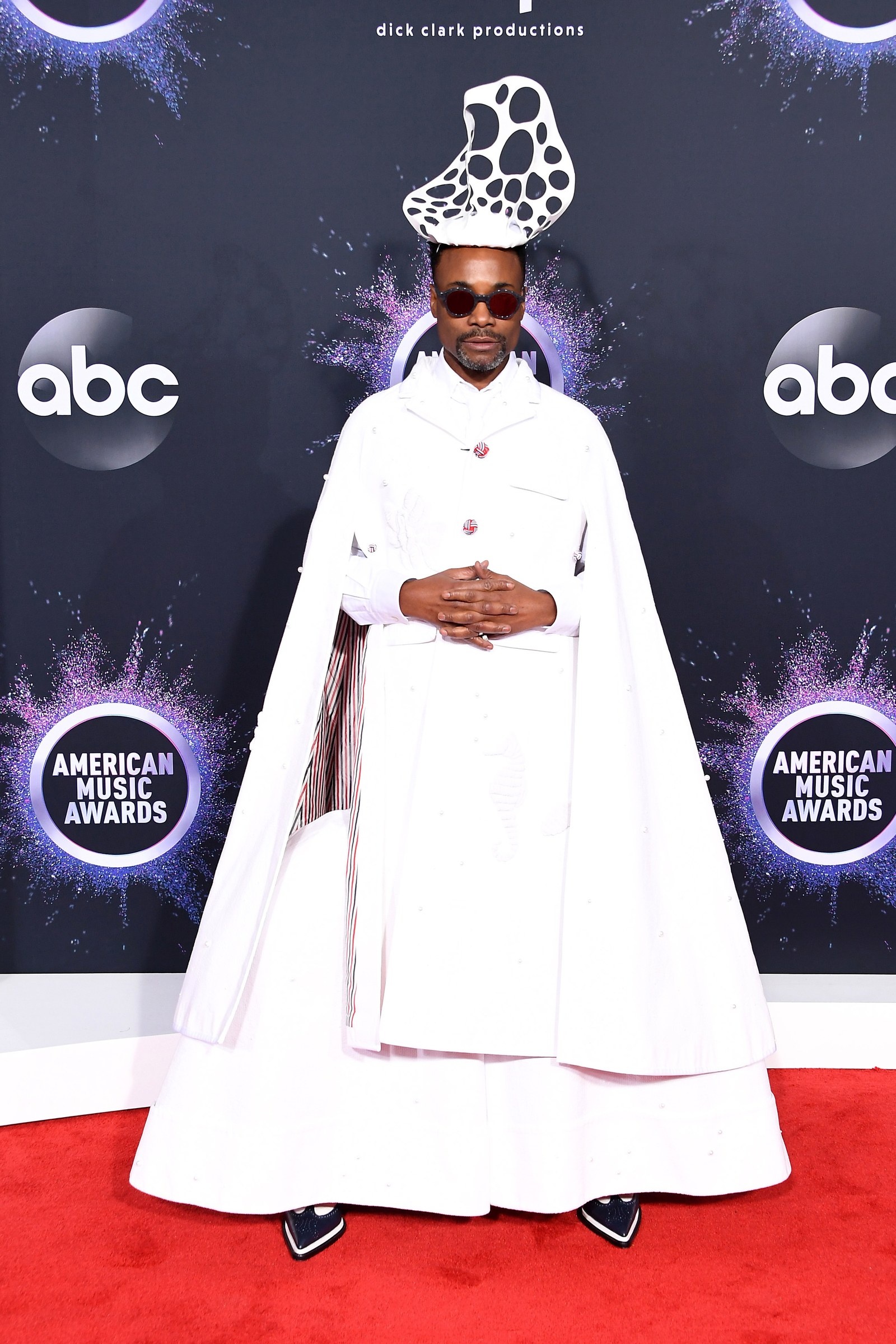 Sao quoc te mac do di tren tham do anh 2