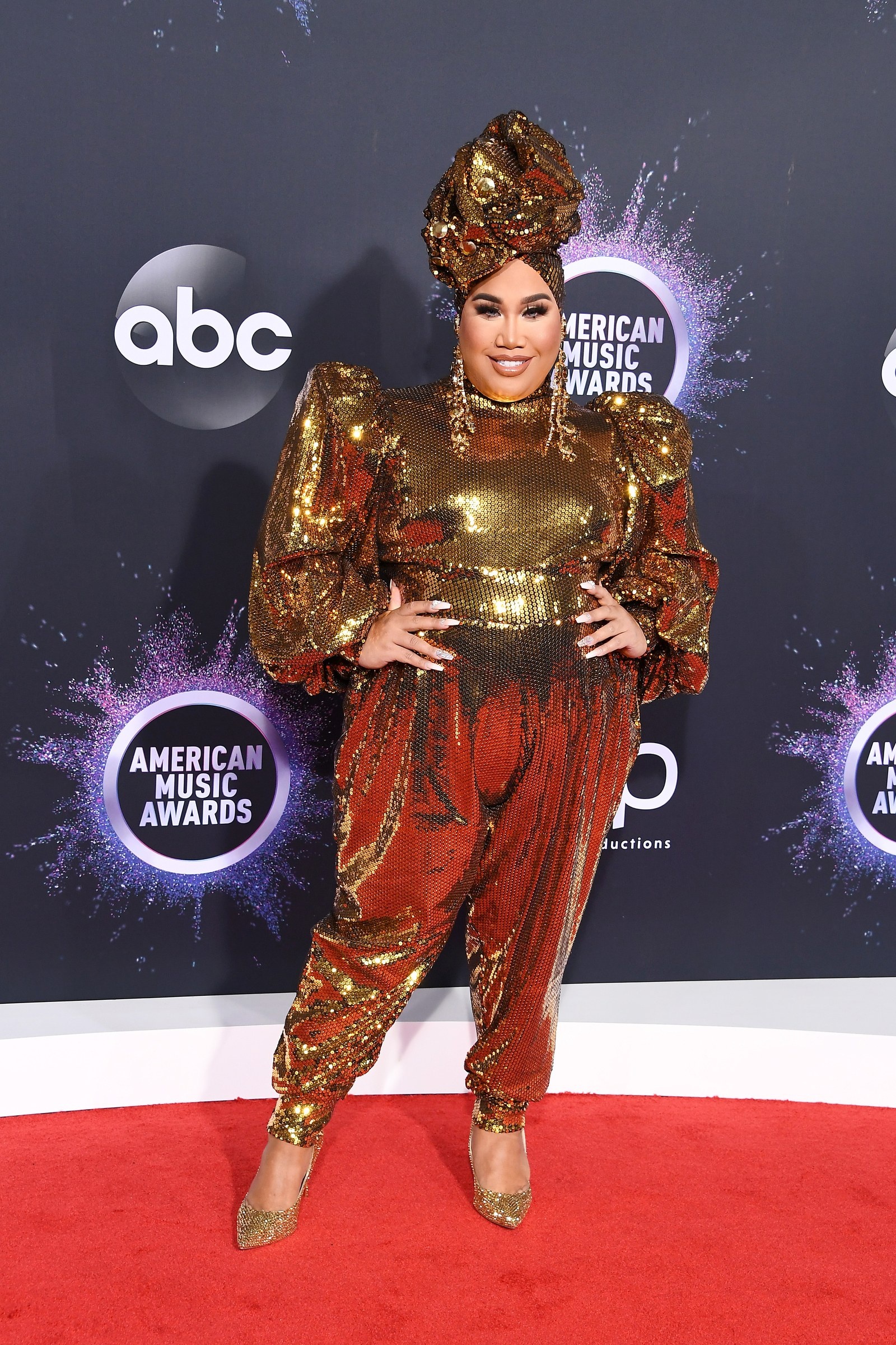 Sao quoc te mac do di tren tham do anh 6