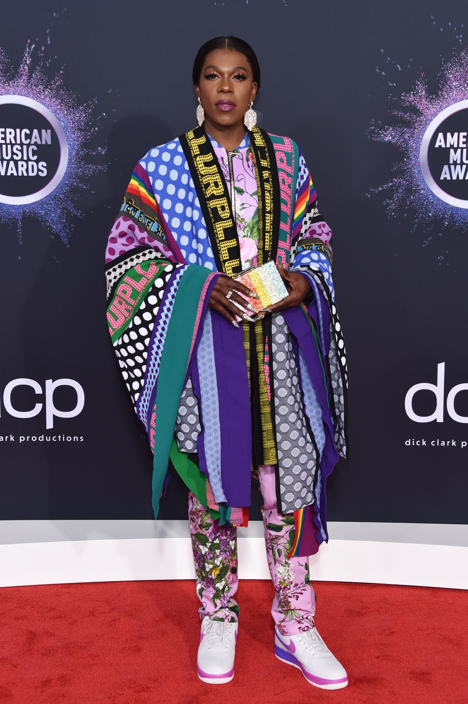 Sao quoc te mac do di tren tham do anh 7