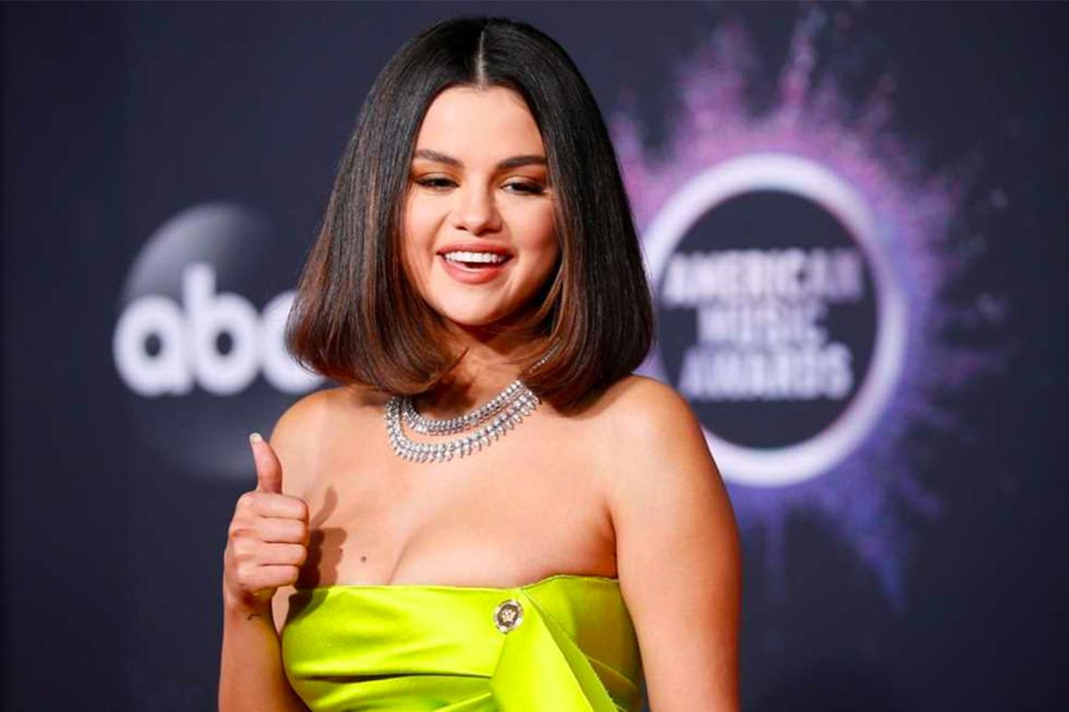 Selena Gomez mac do xuyen thau kho hieu, khoe hinh xam moi tren chan hinh anh