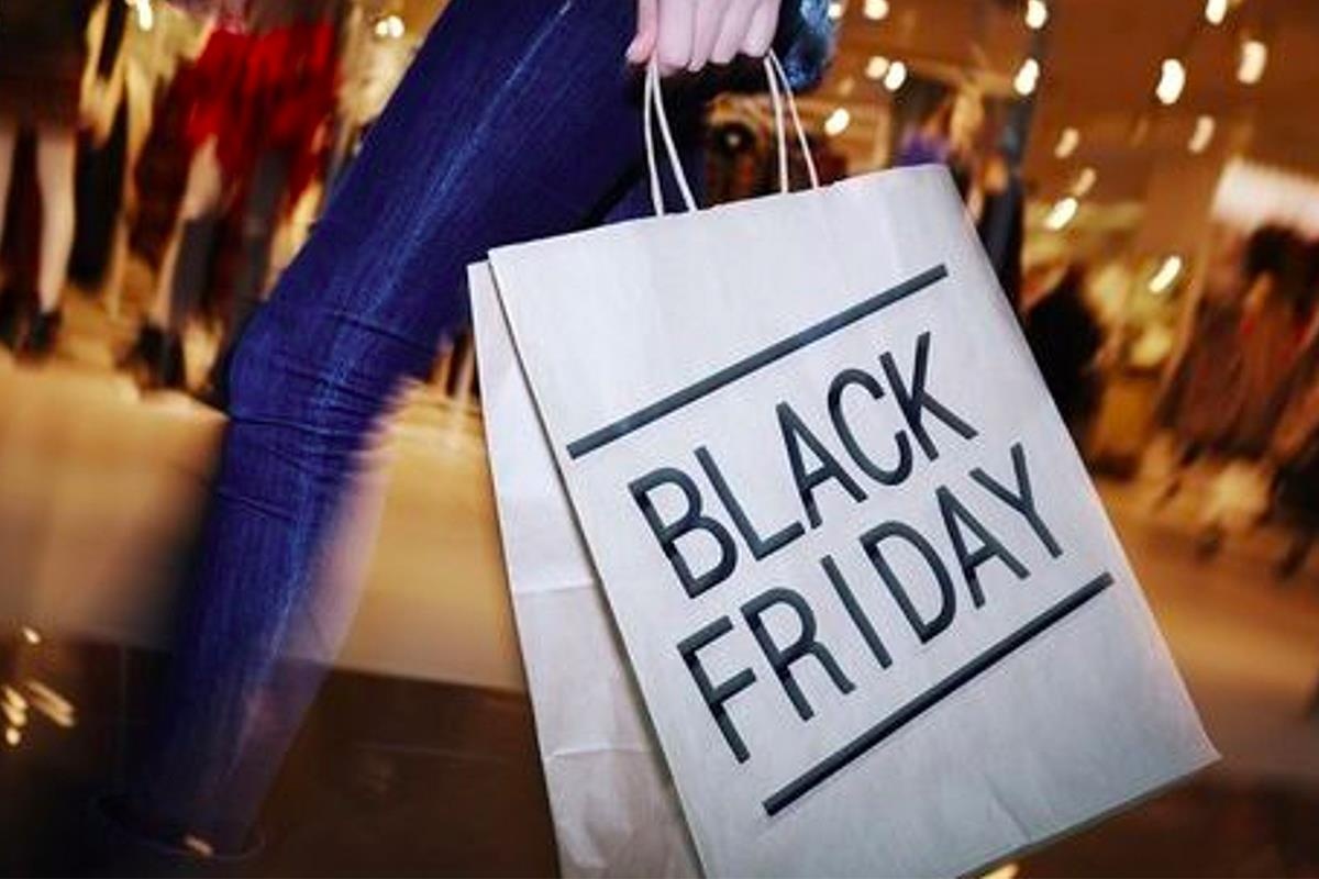 Meo giup ban mua quan ao gia re trong ngay Black Friday hinh anh