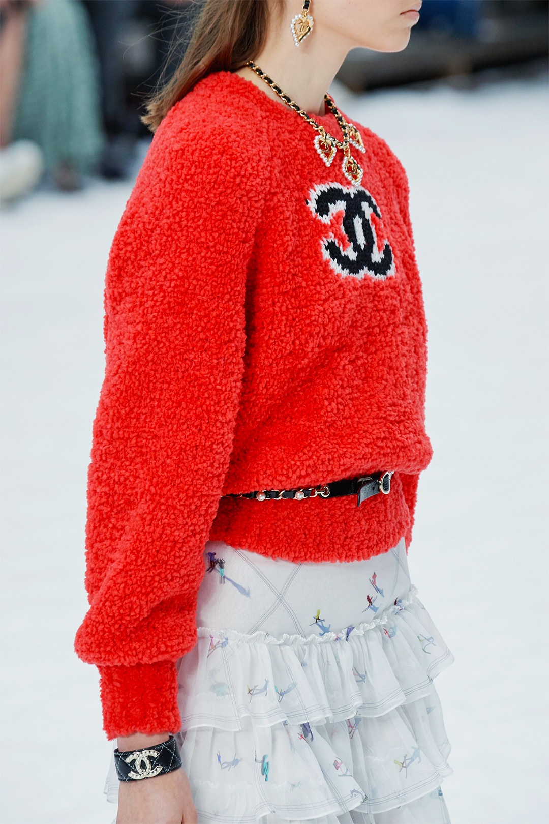 dan my nhan mac ao chanel anh 2