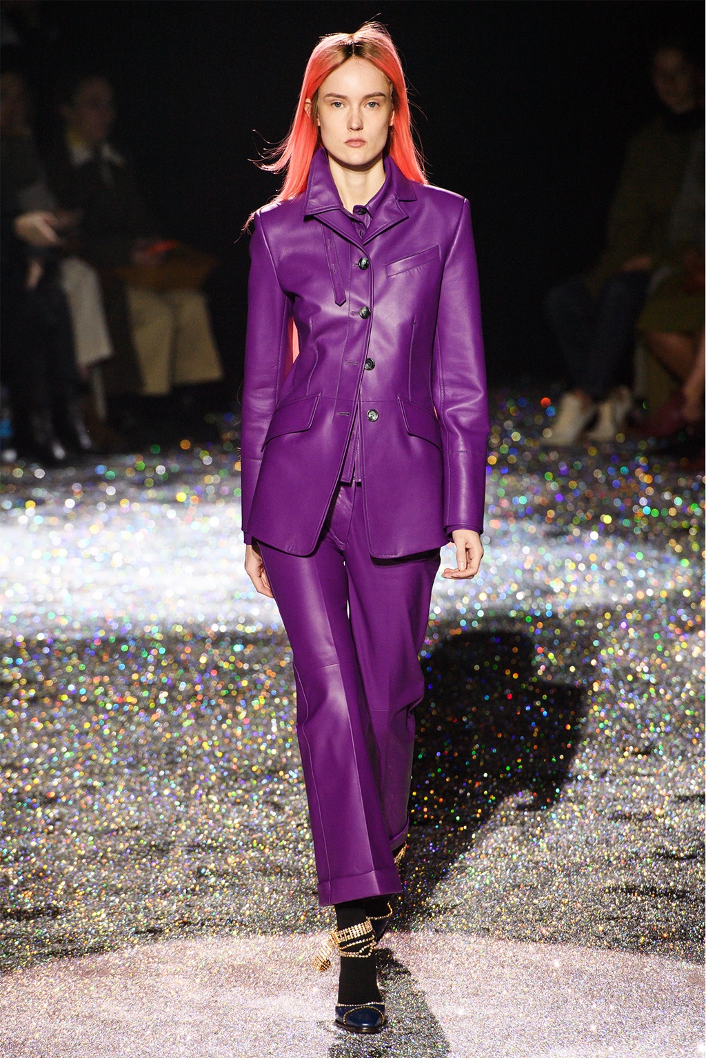 Sao Viet lang xe trang phuc sac tim anh 1