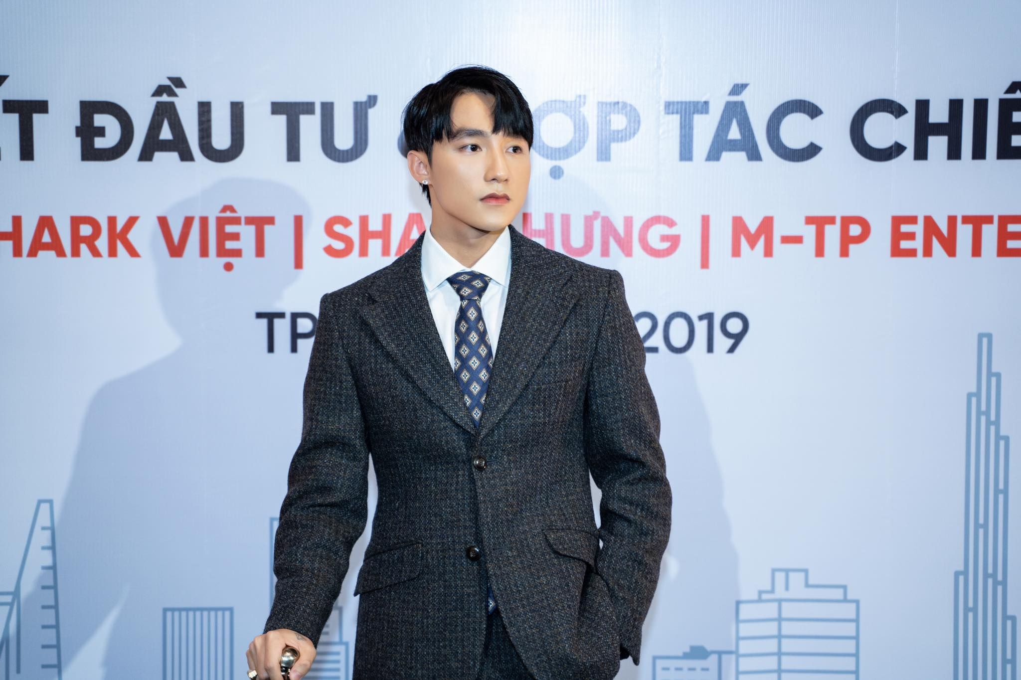 Son Tung mac suit ra dang quy ong anh 1