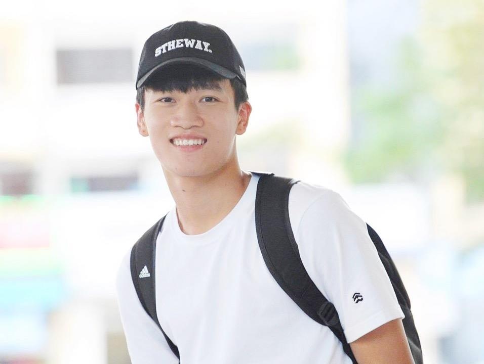 Hoang Duc chuong mac ao thun co hoa tiet don gian hinh anh