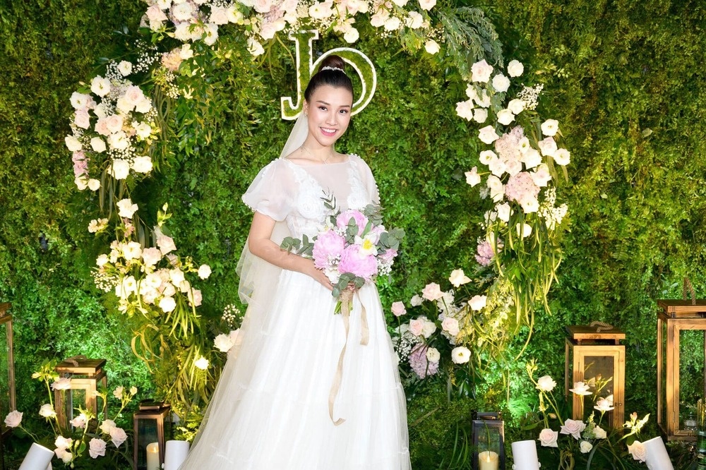 Vay cuoi ho nguc cua MC Hoang Oanh anh 5