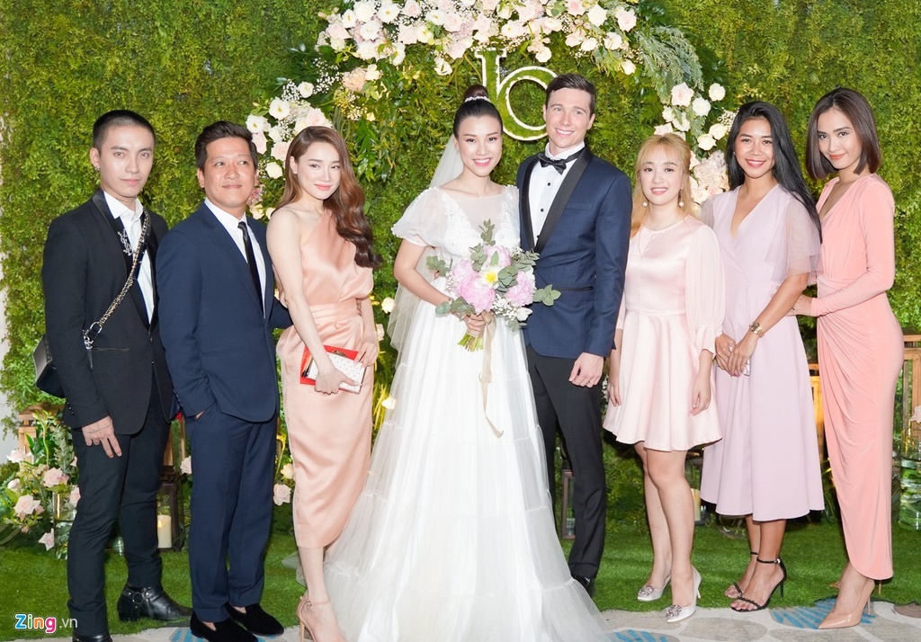 Vay cuoi ho nguc cua MC Hoang Oanh anh 7