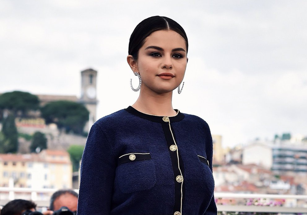 Selena Gomez va gioi tre the gioi mac do xanh hot nhat 2020 the nao? hinh anh