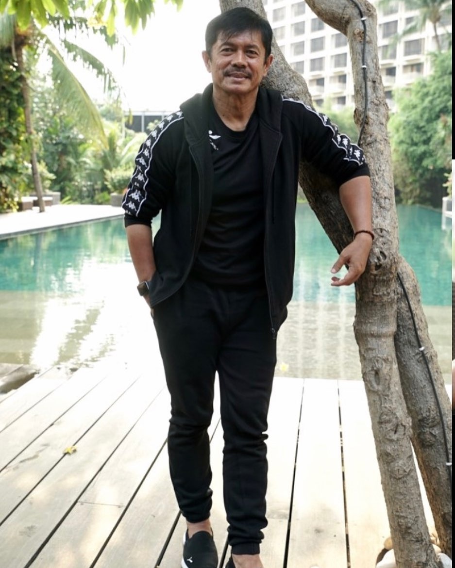 Phong cach thoi trang cua HLV Indonesia anh 2