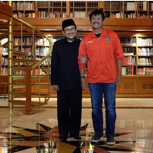 Phong cach thoi trang cua HLV Indonesia anh 4