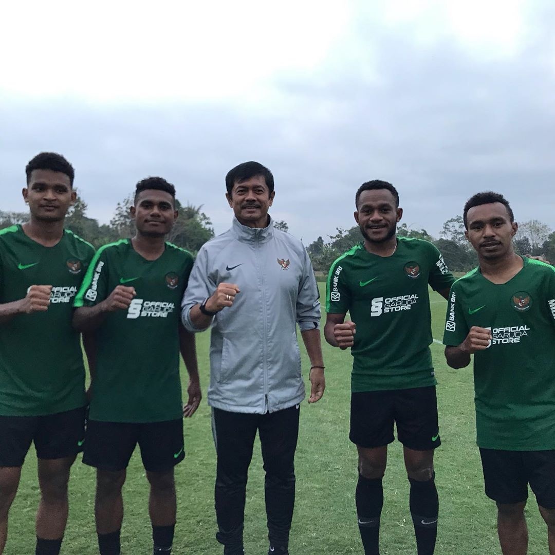 Phong cach thoi trang cua HLV Indonesia anh 5