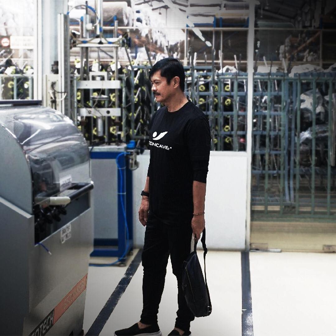 Phong cach thoi trang cua HLV Indonesia anh 6