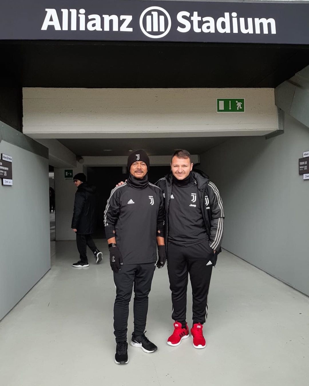 Phong cach thoi trang cua HLV Indonesia anh 8