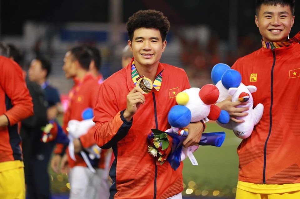 Duc Chinh chuong toc uon xoan xu anh 1