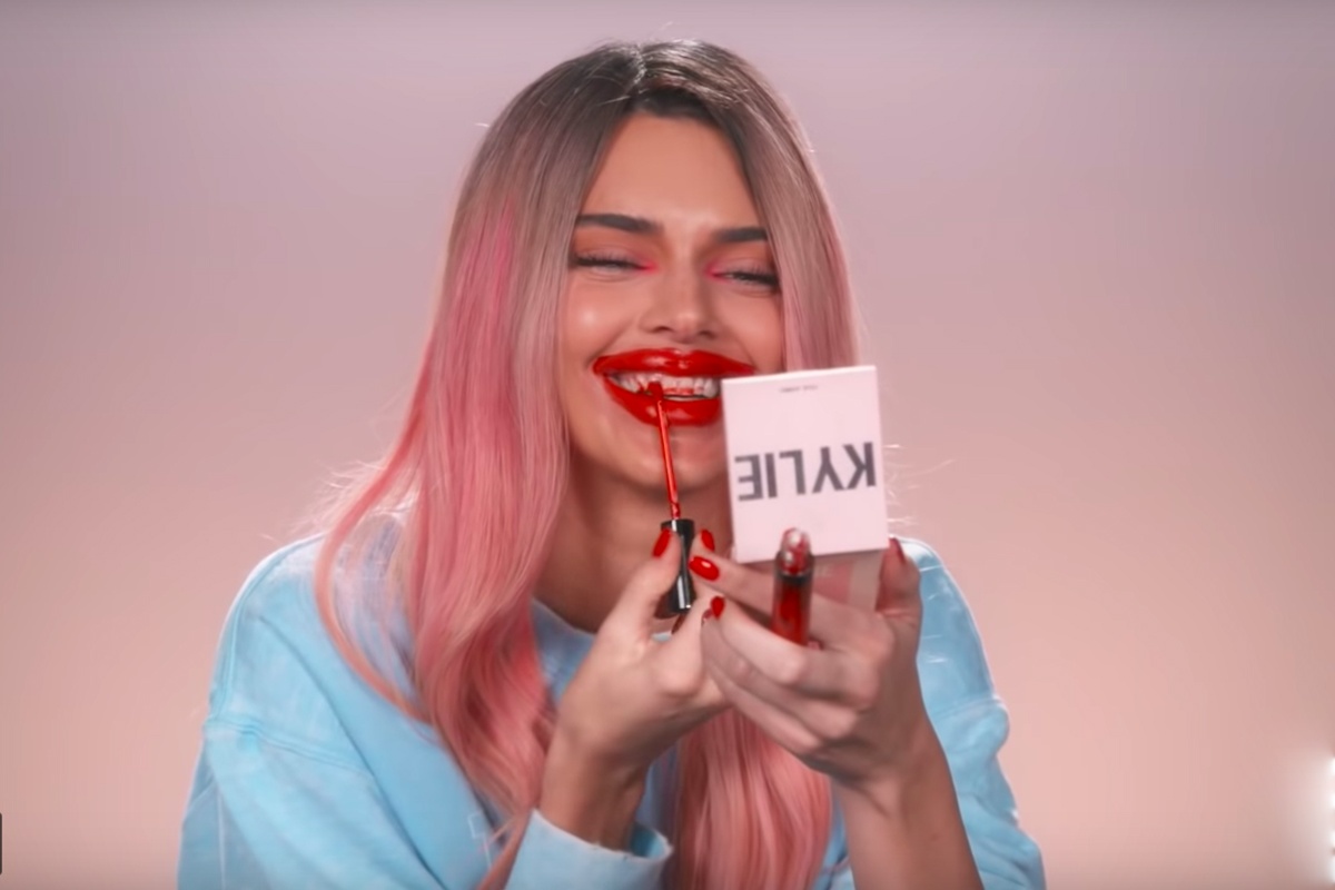 Kendall Jenner that bai voi man hoa trang moi teu giong Kylie hinh anh