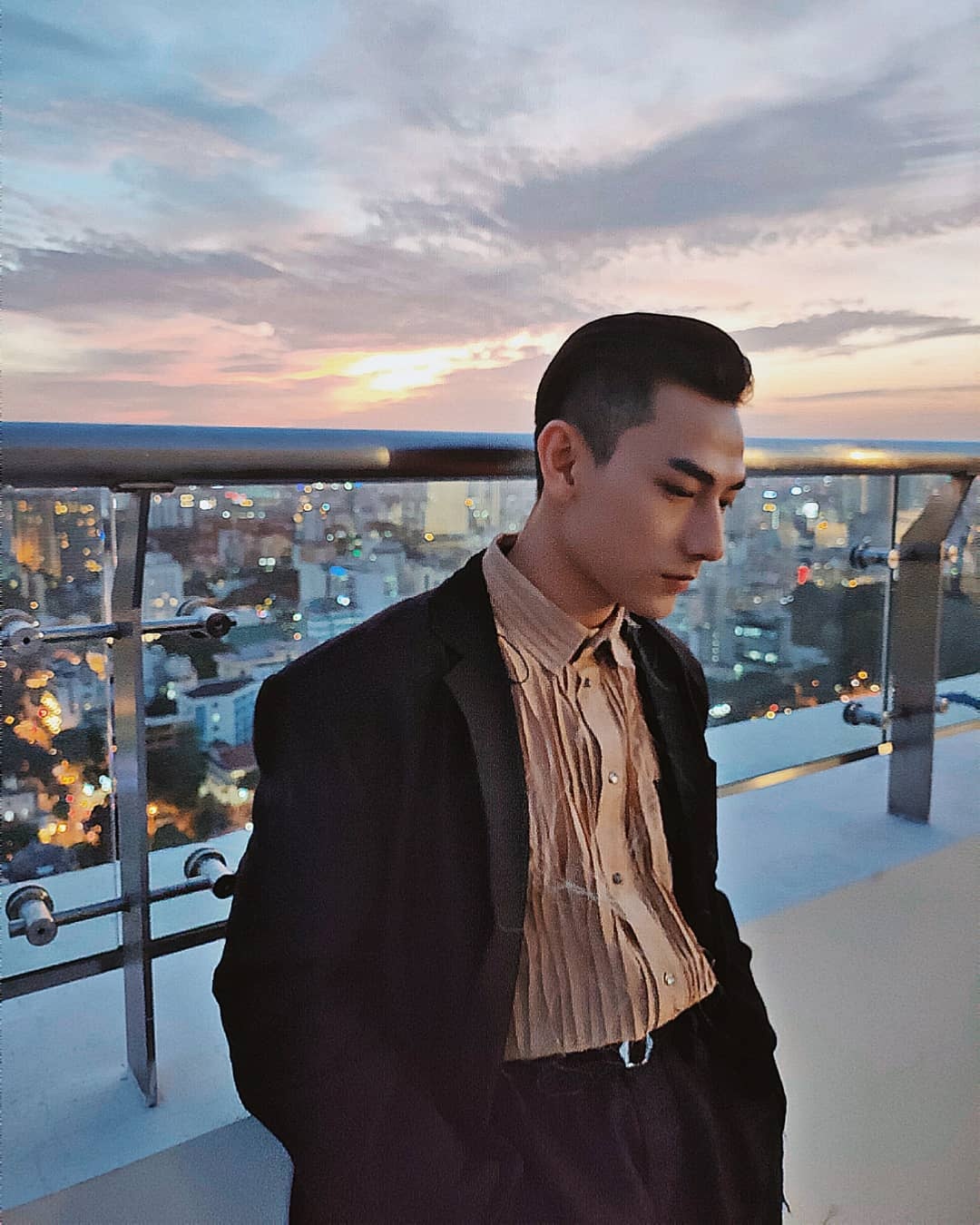 Son Tung mac vest dang lung anh 2