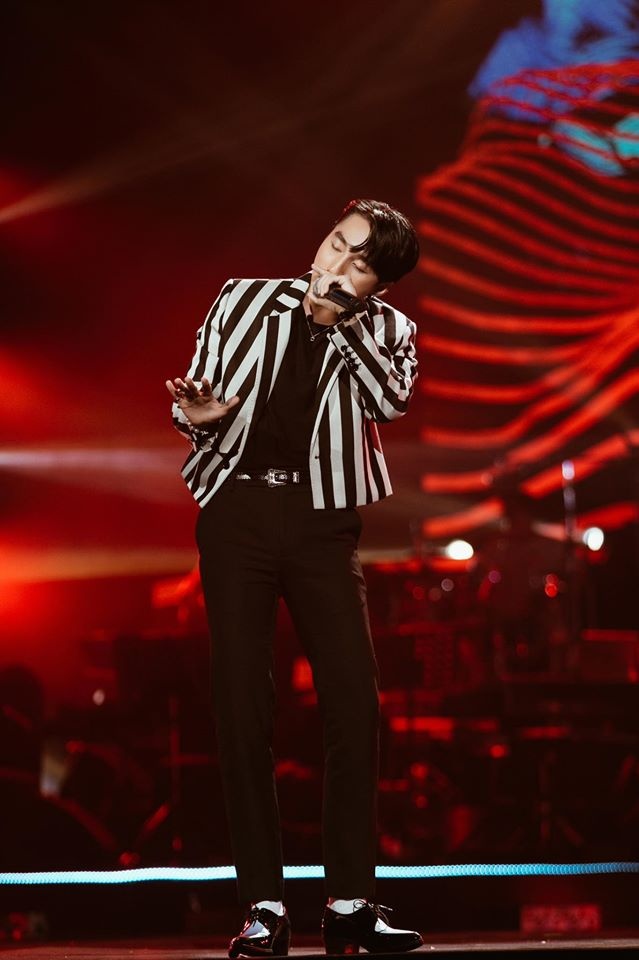 Son Tung mac vest dang lung anh 1