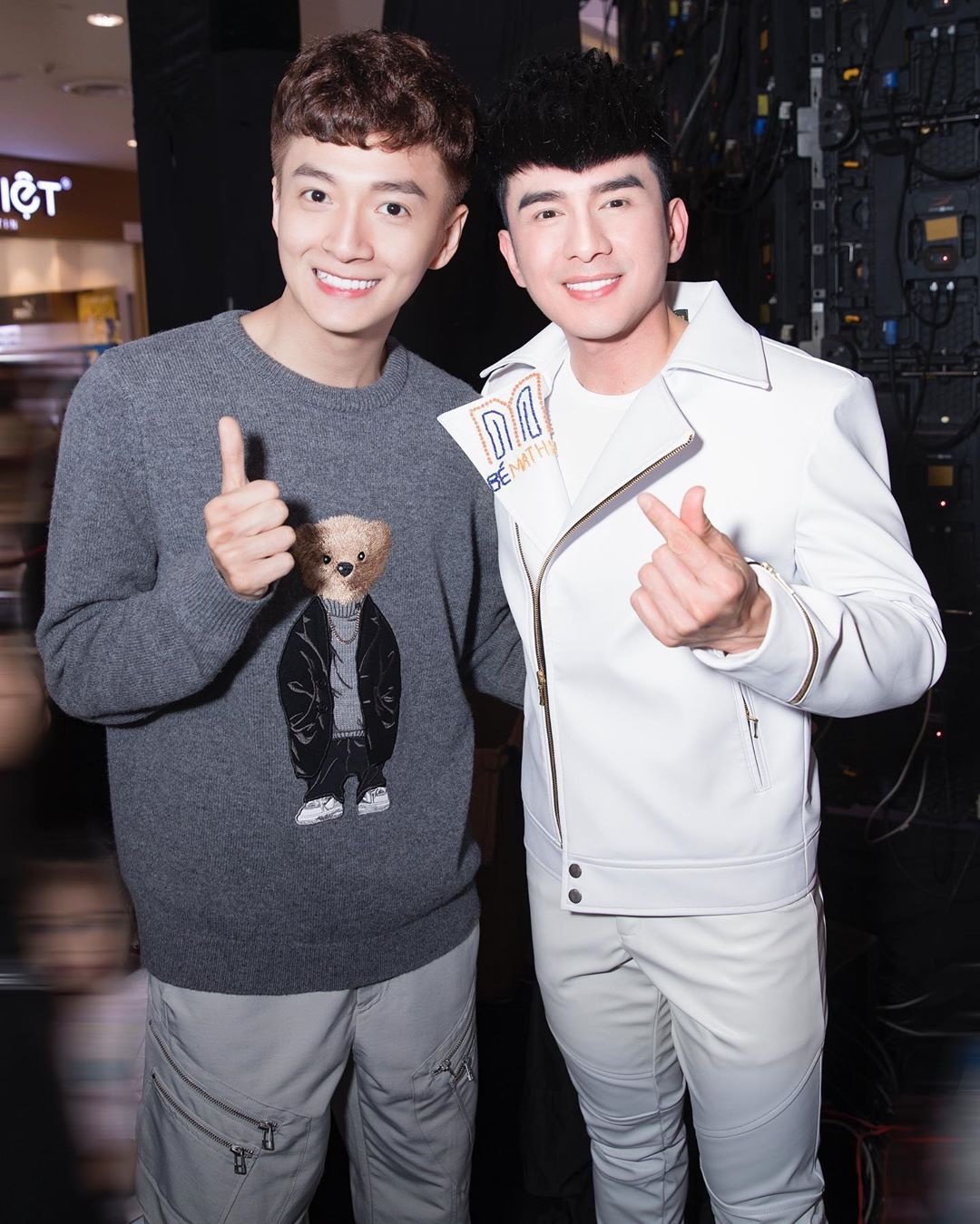 Son Tung mac vest dang lung anh 6