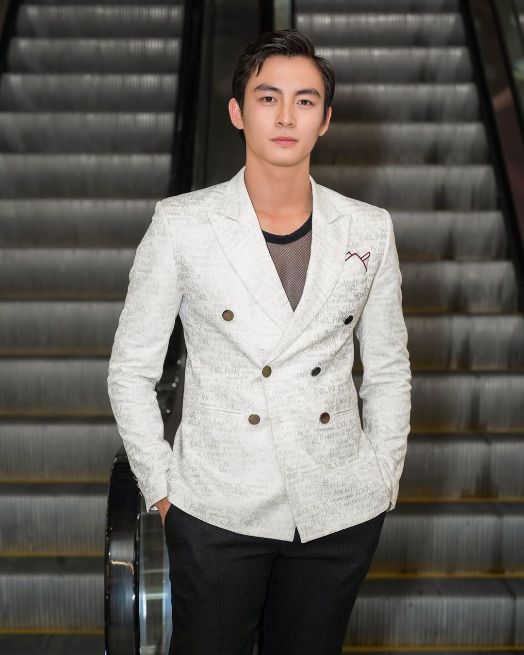 Son Tung mac vest dang lung anh 3