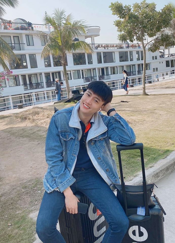 Son Tung mac vest dang lung anh 8