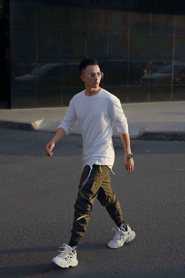 Son Tung mac vest dang lung anh 7