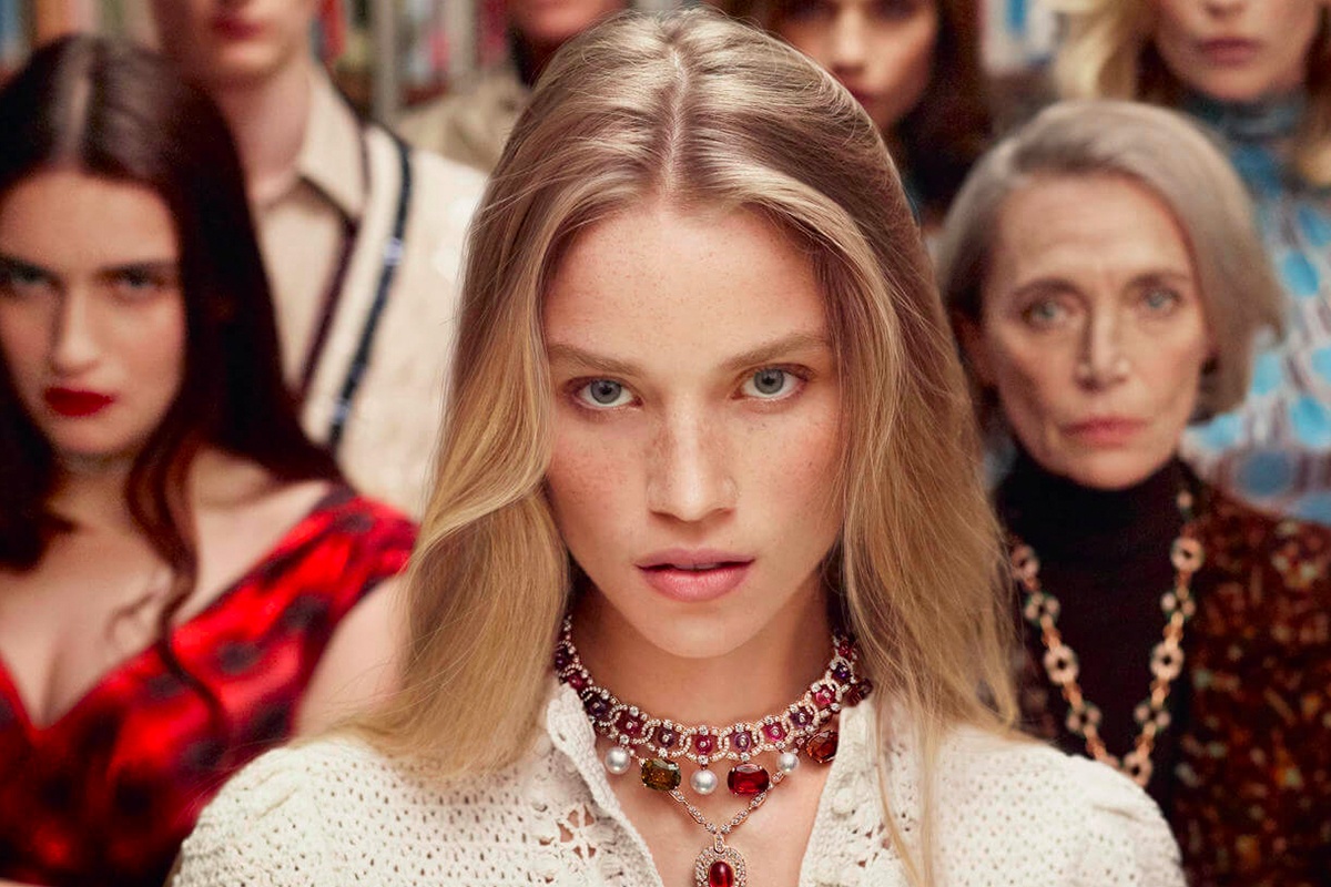 Vogue Italy dang bo anh gia dinh mac toan hang hieu, song day gia tao hinh anh