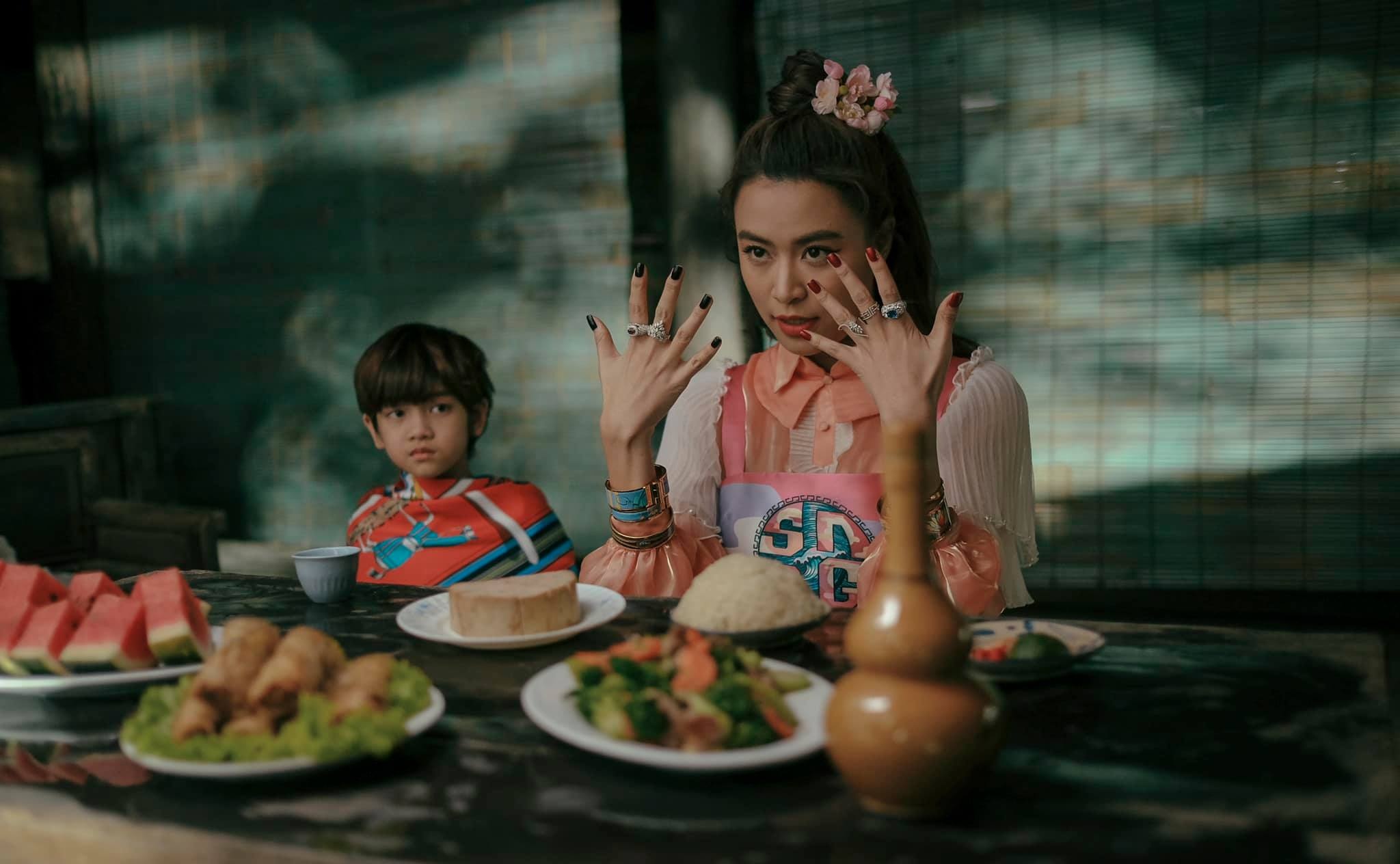 Hoàng Thùy Linh diện đồ hàng hiệu ảnh 6 Hoang Thuy Linh dien do hang hieu anh 6