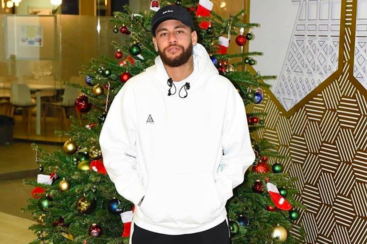 Fan phat hien cau thu Neymar, Mbappe di giay hoa cuc cua G-Dragon hinh anh