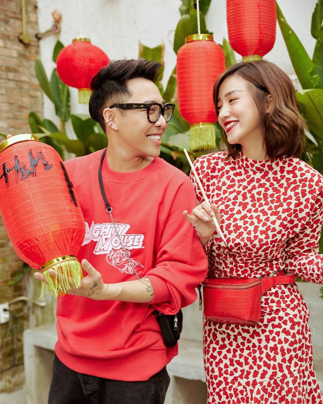 Phoi trang phuc sac do ngay mung 1 Tet anh 2