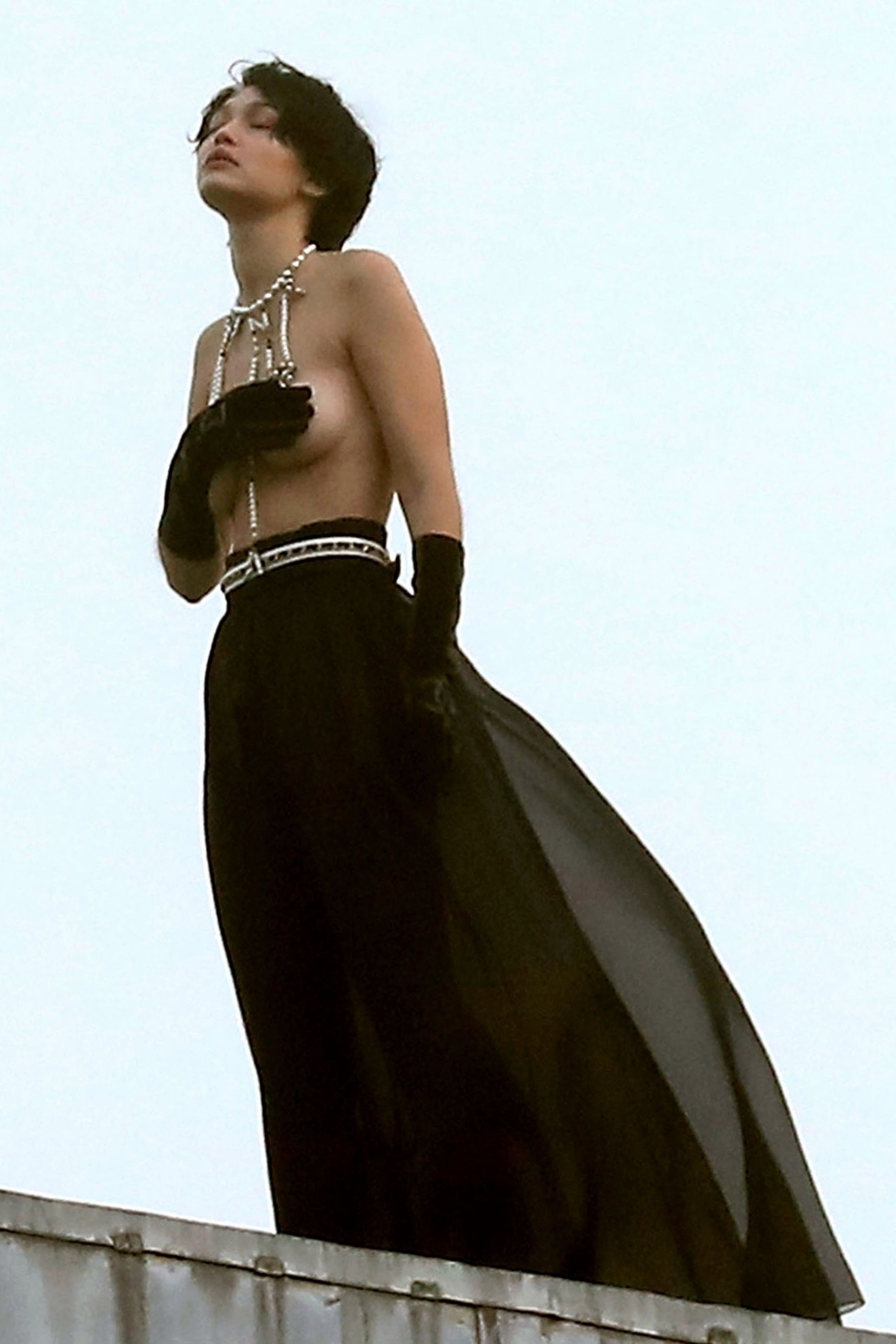 Bella Hadid khoa than tren tap chi anh 2