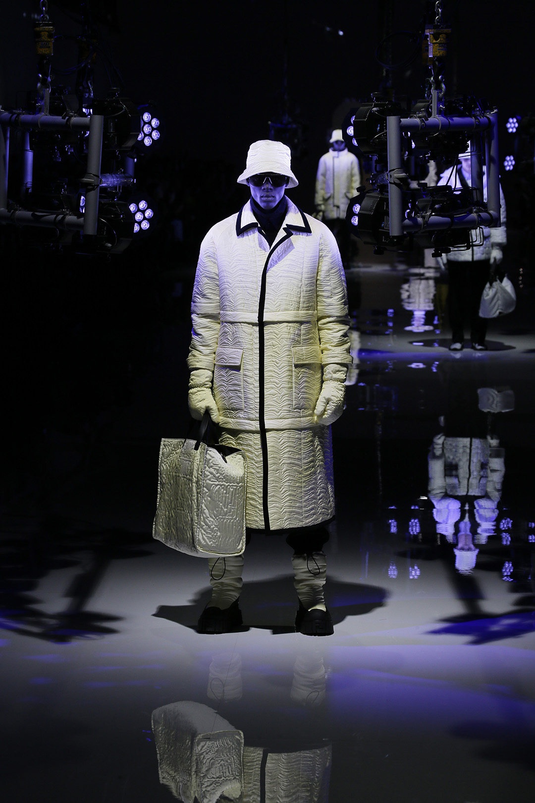 Fendi chieu den UV len nguoi mau anh 2