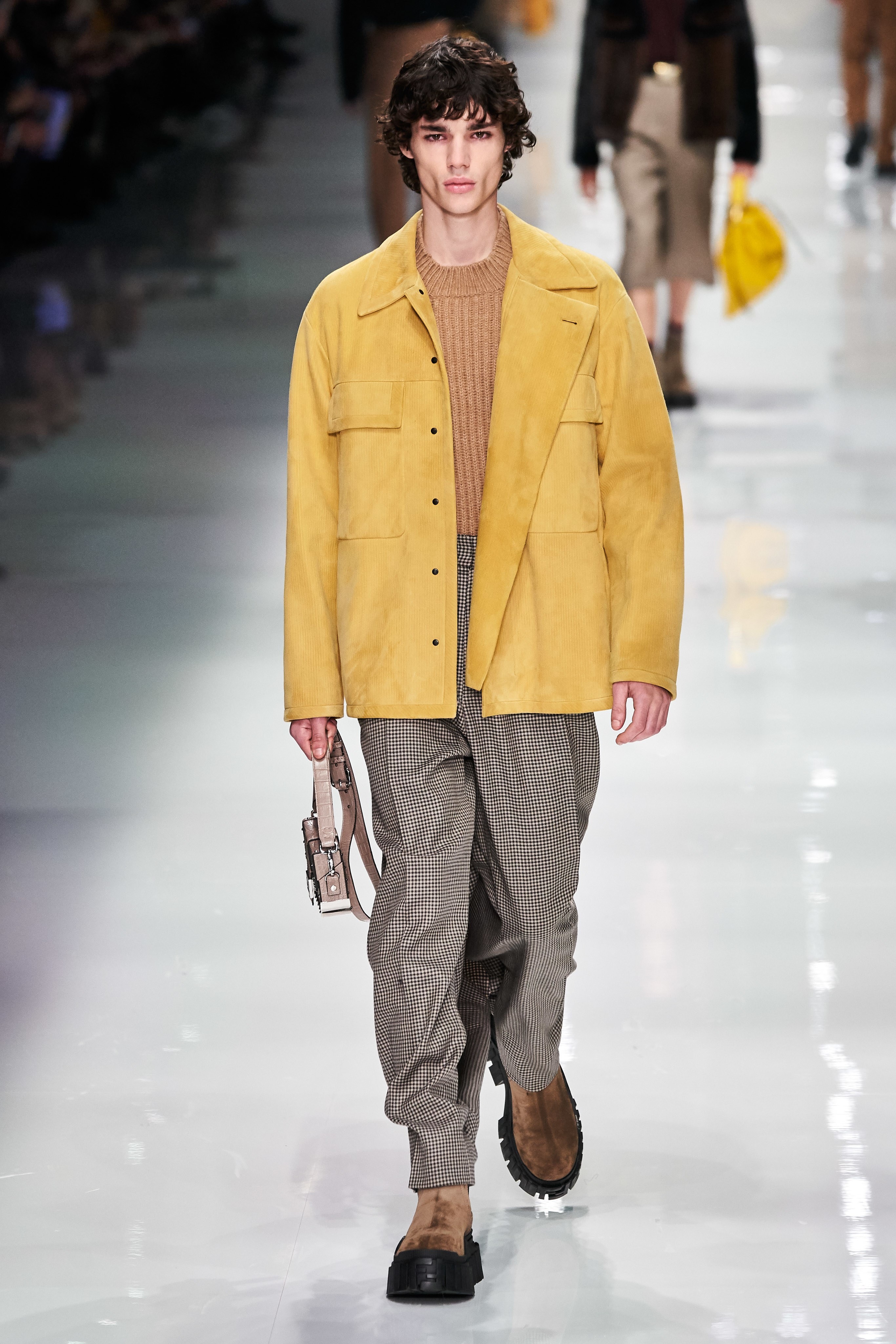 Fendi chieu den UV len nguoi mau anh 21