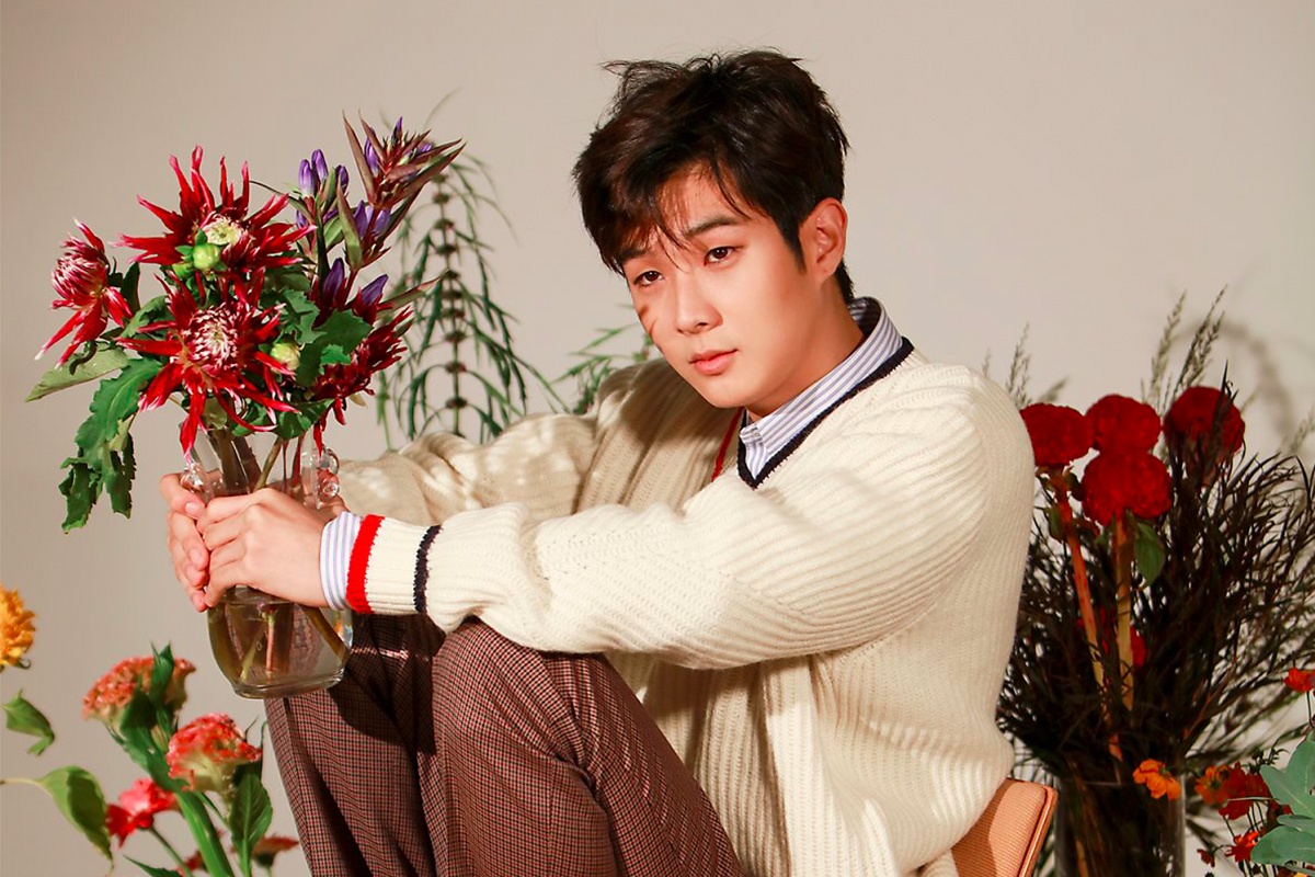 Choi Woo Sik thuong xuyen duoc moi chup anh thoi trang hinh anh