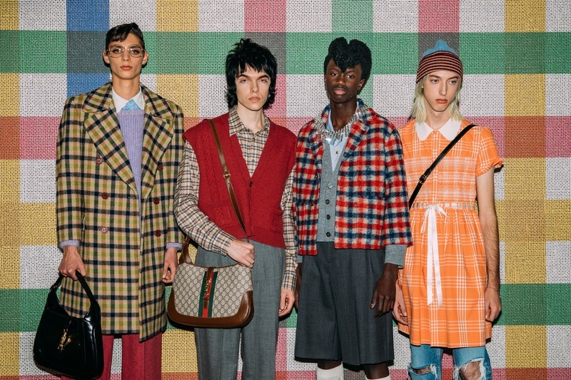 Mau nam dien vay tren san dien anh 1