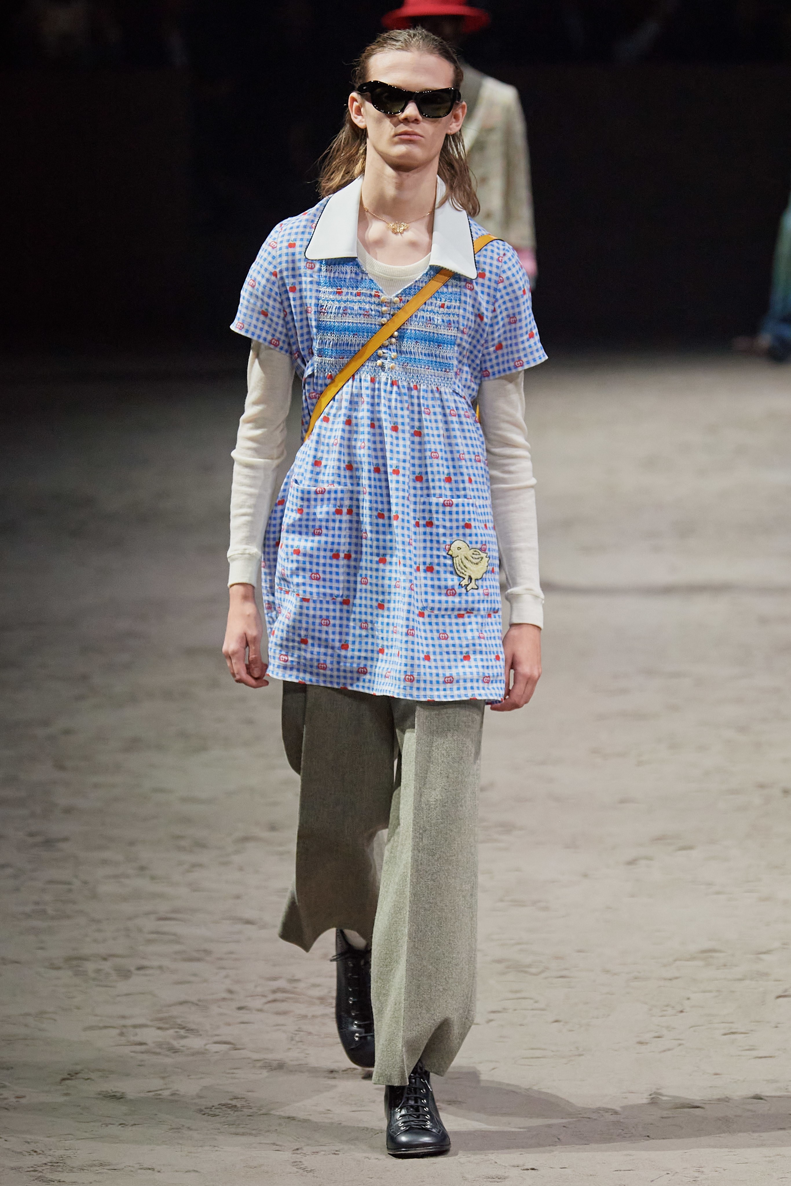 Mau nam dien vay tren san dien anh 3