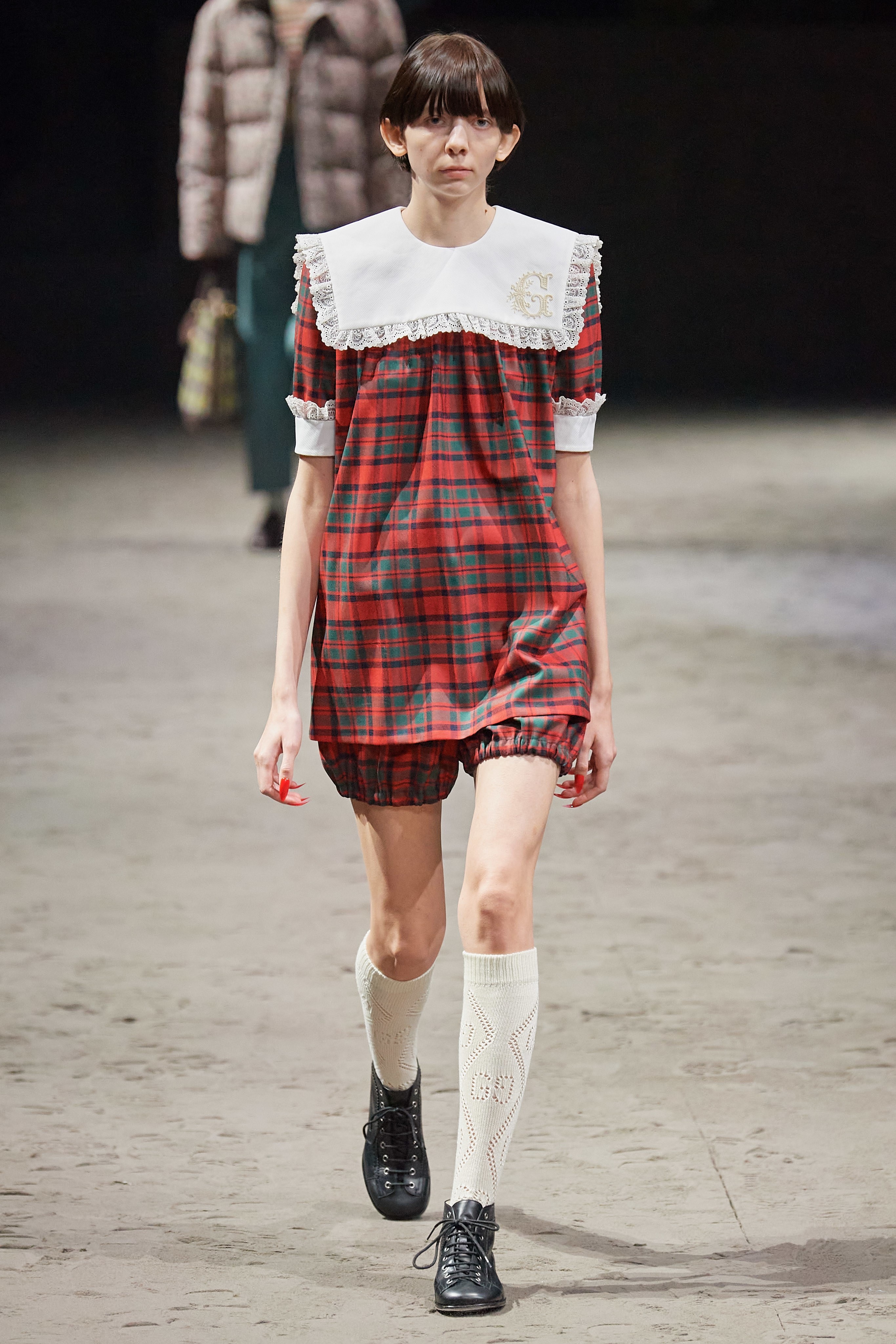 Mau nam dien vay tren san dien anh 6